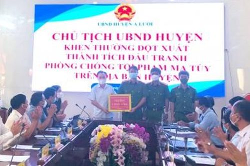 Chính trị - Xã hội Theo dòng thời sự Khen thưởng đột xuất thành tích đấu tranh phòng chống tội phạm ma túy
