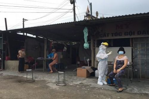 Y tế - Sức khỏe Tin tức y tế Hương Phong xét nghiệm tiểu thương và khách hàng đến chợ Thanh Phước