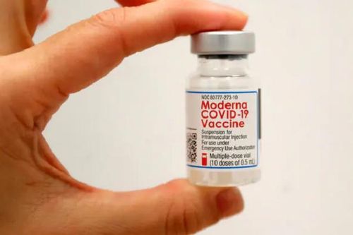 Lại phát hiện chất lạ, Nhật đình chỉ sử dụng thêm 1 triệu liều vaccine Moderna