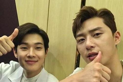 Netizen nháo nhào khi một trai đẹp nổi tiếng công khai nói 'I Love You' với Park Seo Joon