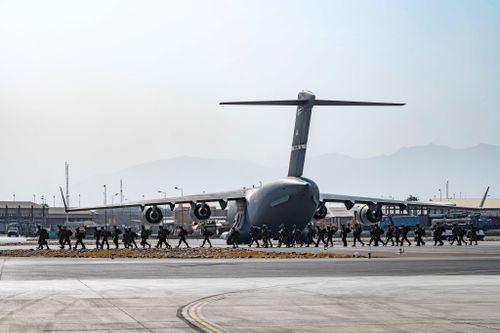 Mỹ vô hiệu hóa hàng loạt máy bay, xe bọc thép trước khi rời Kabul