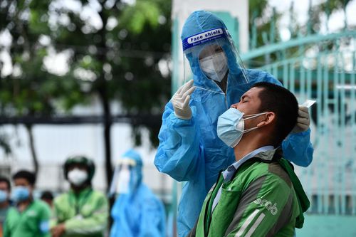Shipper xếp hàng từ sáng sớm chờ test nhanh ở trạm y tế lưu động