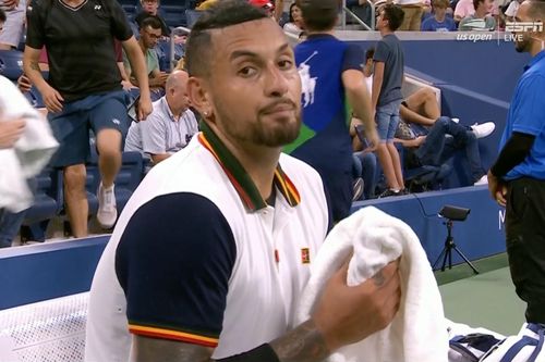Nick Kyrgios tranh cãi với trọng tài vì chiếc khăn