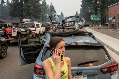 Dân California ồ ạt sơ tán do cháy rừng, ôtô chôn chân trên quốc lộ