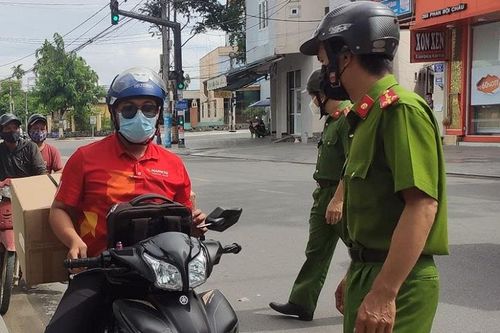 Quảng Ngãi: Áp dụng giấy đi đường, giãn tần suất đi chợ