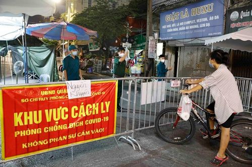 Người gác dưới ánh đèn đêm