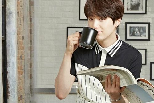 Không phải RM, Suga BTS là sao nhìn trí thức nhất