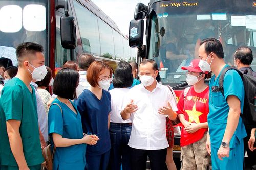 Vợ chồng, anh chị em ruột cùng gác lại việc riêng lên đường chống dịch