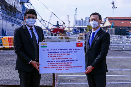 Việt Nam tiếp nhận thiết bị y tế do Chính phủ Ấn Độ tặng