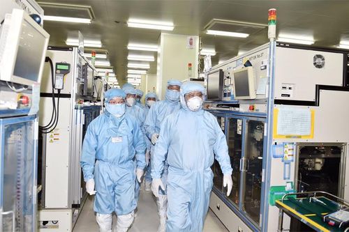 Chèo lái kinh tế đất nước vượt qua dông bão