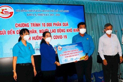 TP Hồ Chí Minh trao tặng 376 túi thuốc an sinh