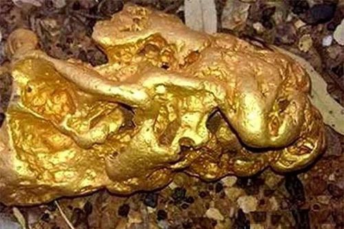 Nhặt cục sắt trên núi, nhảy cẫng sung sướng nhận ra là khối vàng