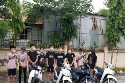 Xử phạt hành chính nhóm thanh niên lạng lách, đánh võng 'thông chốt' kiểm dịch
