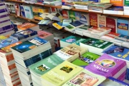 Năm học mới cận kề, nhiều phụ huynh chưa thể mua sách giáo khoa, đồ dùng học tập cho con
