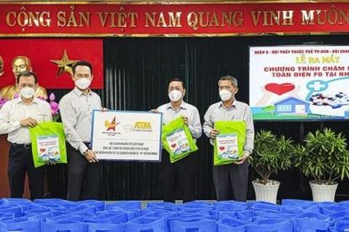 Trao 1.000 túi thuốc điều trị tại nhà cho người F0 ở TP.HCM