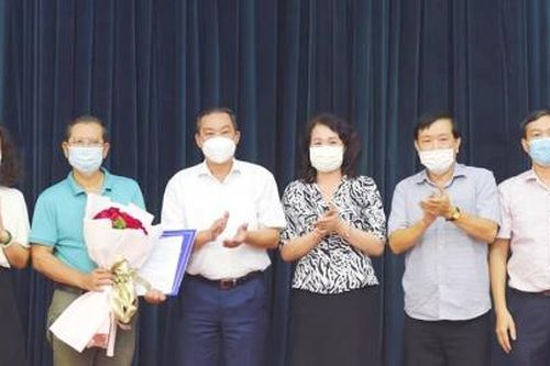 Trao quyết định nghỉ hưu cho ông Tô Quang Phán - Tổng Giám đốc, Tổng Biên tập Đài PT&TH Hà Nội