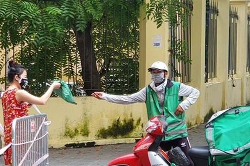 Người giao hàng khấp khởi chờ tiêm vắc-xin