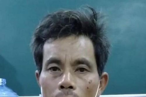 Người đàn ông chửi bới, đấm, kẹp cổ cán bộ chống dịch khi bị nhắc nhở