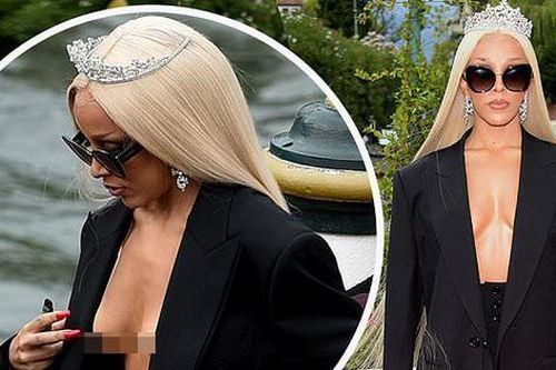 Doja Cat để ngực trần đi dự show thời trang