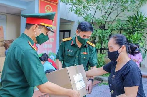 Tiếp sức người dân khu phong tỏa và tuyến đầu chống dịch