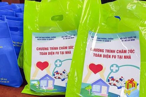 Trao túi thuốc cho F0 tại nhà ở TPHCM