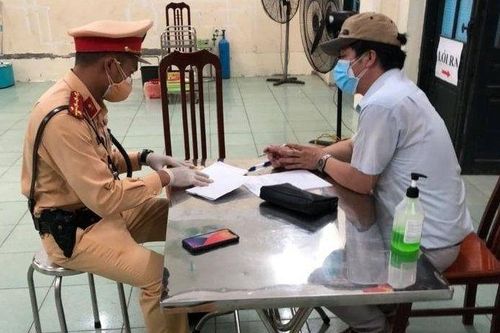 Hà Nội: Phát hiện ô tô chở 6 người không giấy đi đường định 'thông chốt'