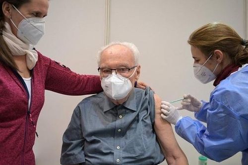 WHO đảo ngược đánh giá về mũi tiêm thứ 3, trẻ em Jakarta đi học lại