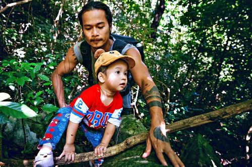 Cậu bé 22 tháng tuổi cùng bố trèo đá, bám vách chinh phục hang động Cát Bà