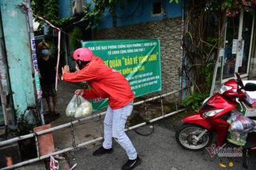 Ngày đầu shipper tái xuất ở 'vùng đỏ' TP.HCM