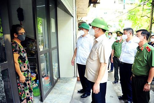 Thị sát 'vùng đỏ', Bí thư Hà Nội gõ cửa nhà dân thăm hỏi việc cách ly