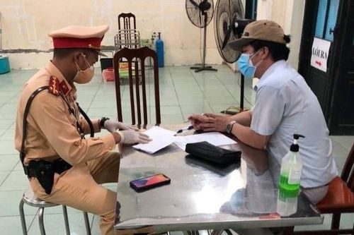 Hà Nội: Bắt giữ ô tô chở 6 người không giấy đi đường định 'thông chốt'