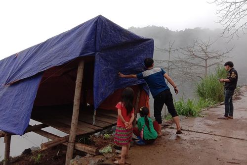 Dạy học trực tuyến: Thách thức vô cùng lớn với thầy, trò vùng khó