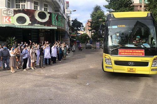 Bình Định tăng cường 34 y, bác sỹ hỗ trợ TP.HCM chống dịch COVID-19