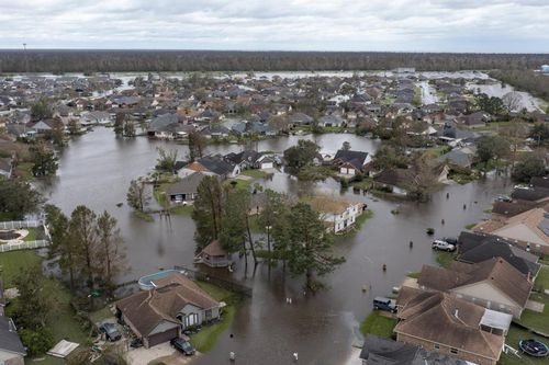 Mạnh hơn bão lịch sử Katrina, siêu bão Ida khiến sông Mississippi chảy ngược dòng