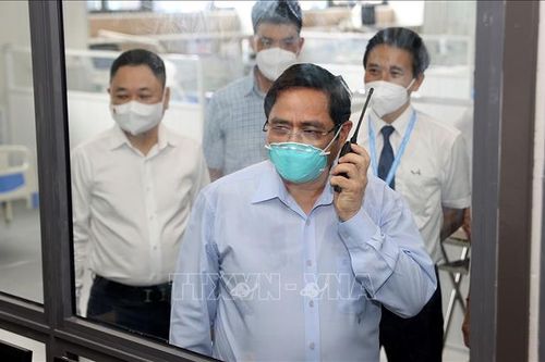 Thủ tướng kiểm tra Bệnh viện điều trị người bệnh COVID-19 tại Hà Nội