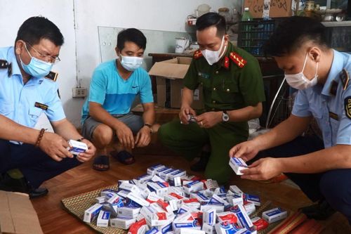 Thu giữ hàng trăm hộp thuốc điều trị COVID-19 không rõ nguồn gốc xuất xứ