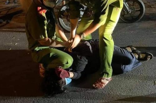 Thiếu niên 14 tuổi từng học giỏi, nghi nghiện game, cầm dao hỏi 'có sợ tôi không' rồi tấn công hàng xóm