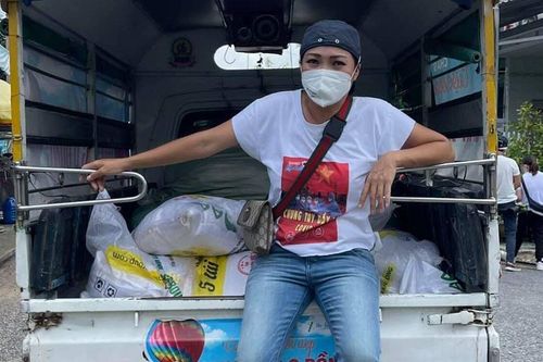 Ca sĩ Phương Thanh mang dép lê, mặc quần lửng đi phát lương thực cho bà con: Giản dị mà ấm áp