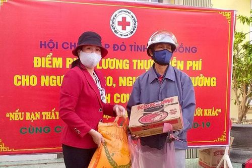 Cấp phát lương thực, thực phẩm miễn phí cho 100 người khuyết tật