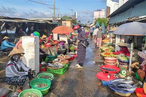 Tạm ngừng hoạt động một số ngành hàng không thiết yếu tại chợ Đông Hà