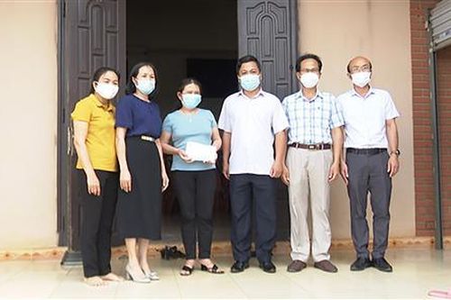 Thăm, động viên gia đình nhân viên y tế mắc COVID -19 sau khi tình nguyện vào Bình Dương chống dịch