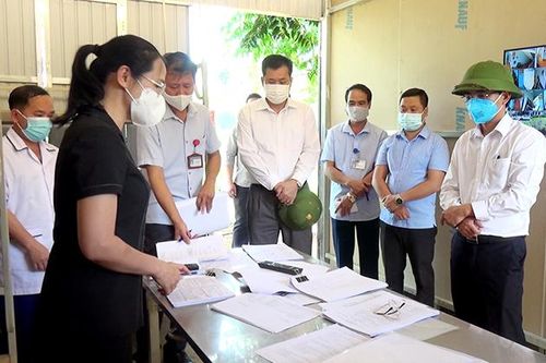 Đồng chí Trưởng ban Tuyên giáo tỉnh ủy kiểm tra khu cách ly tập trung huyện Thuận Châu