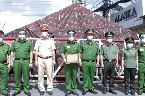 Trao thưởng ngay tại chốt trực với chiến sỹ Công an đỡ đẻ cho sản phụ