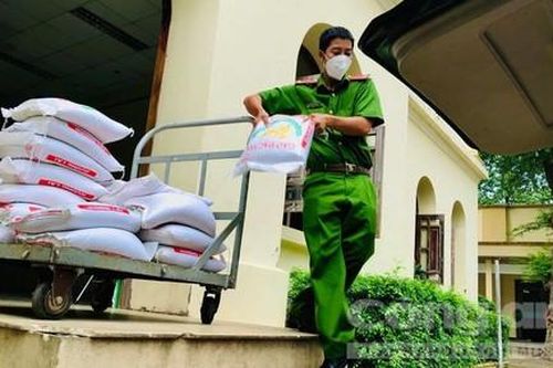 Khi Công an đi xin gạo giúp dân!