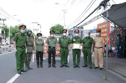 Khen thưởng 2 chiến sỹ Công an giúp sản phụ 'vượt cạn' bên đường