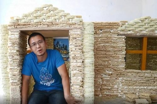 Thanh niên lấy 2.000 gói mì xây thành ngôi nhà 'siêu to khổng lồ' cho con chơi