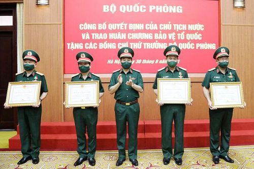 Trao Huân chương Bảo vệ Tổ quốc tặng các đồng chí Thứ trưởng Bộ Quốc phòng