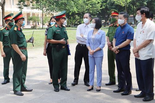 Đoàn đại biểu Quốc hội thành phố Hà Nội tặng quà các đơn vị tuyến đầu chống dịch