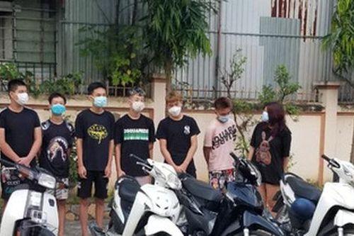 Lâu ngày không gặp, nhóm thanh thiếu niên Hà Nội phóng xe đánh võng, vượt chốt kiểm dịch
