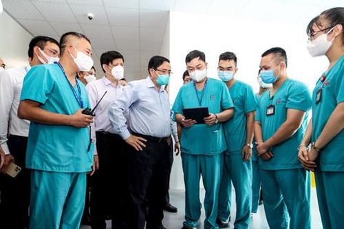 Thủ tướng Chính phủ thị sát BV tuyến cuối điều trị người bệnh COVID-19 tại Hà Nội